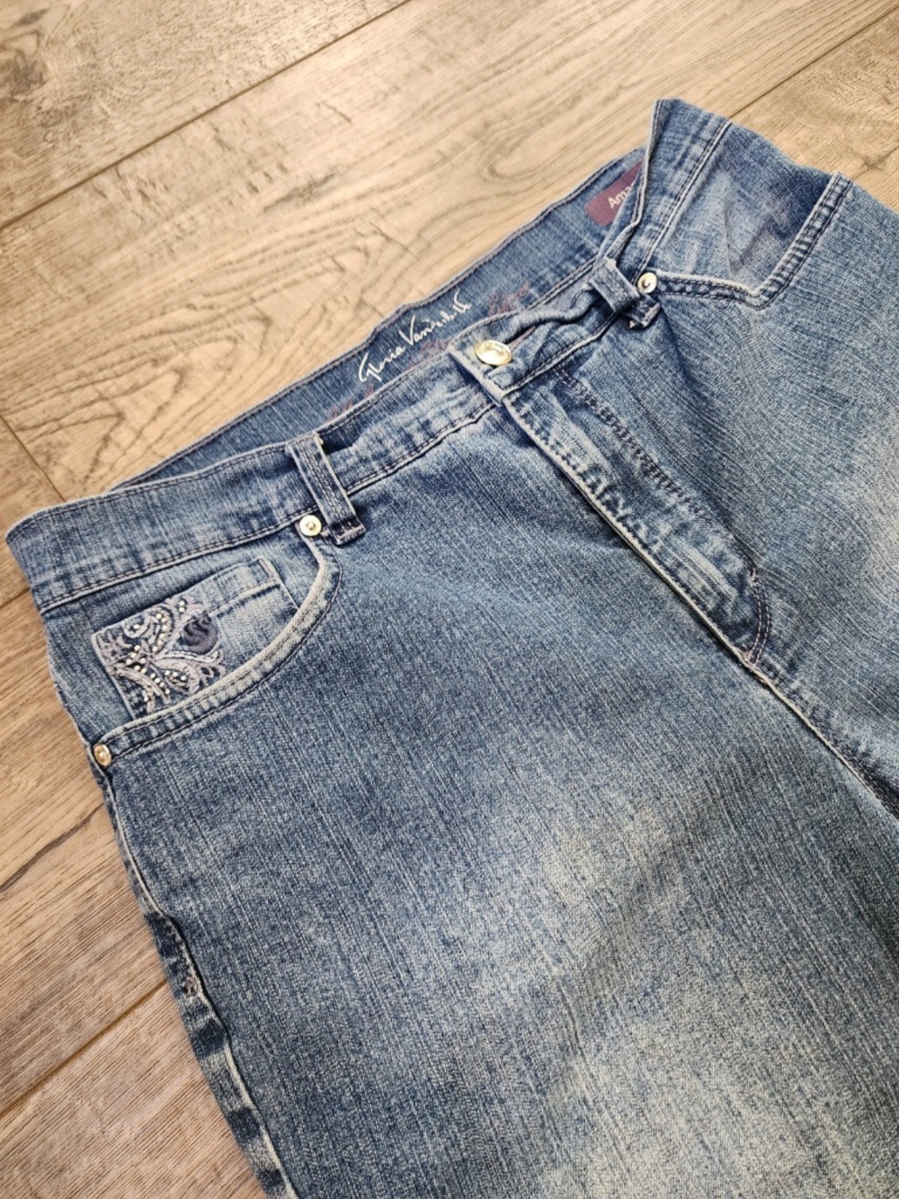 Gloria Vanderbilt Amanda Womens Capri Jean Shorts Size 10 Blue Denim Wash - Picture 4 of 10